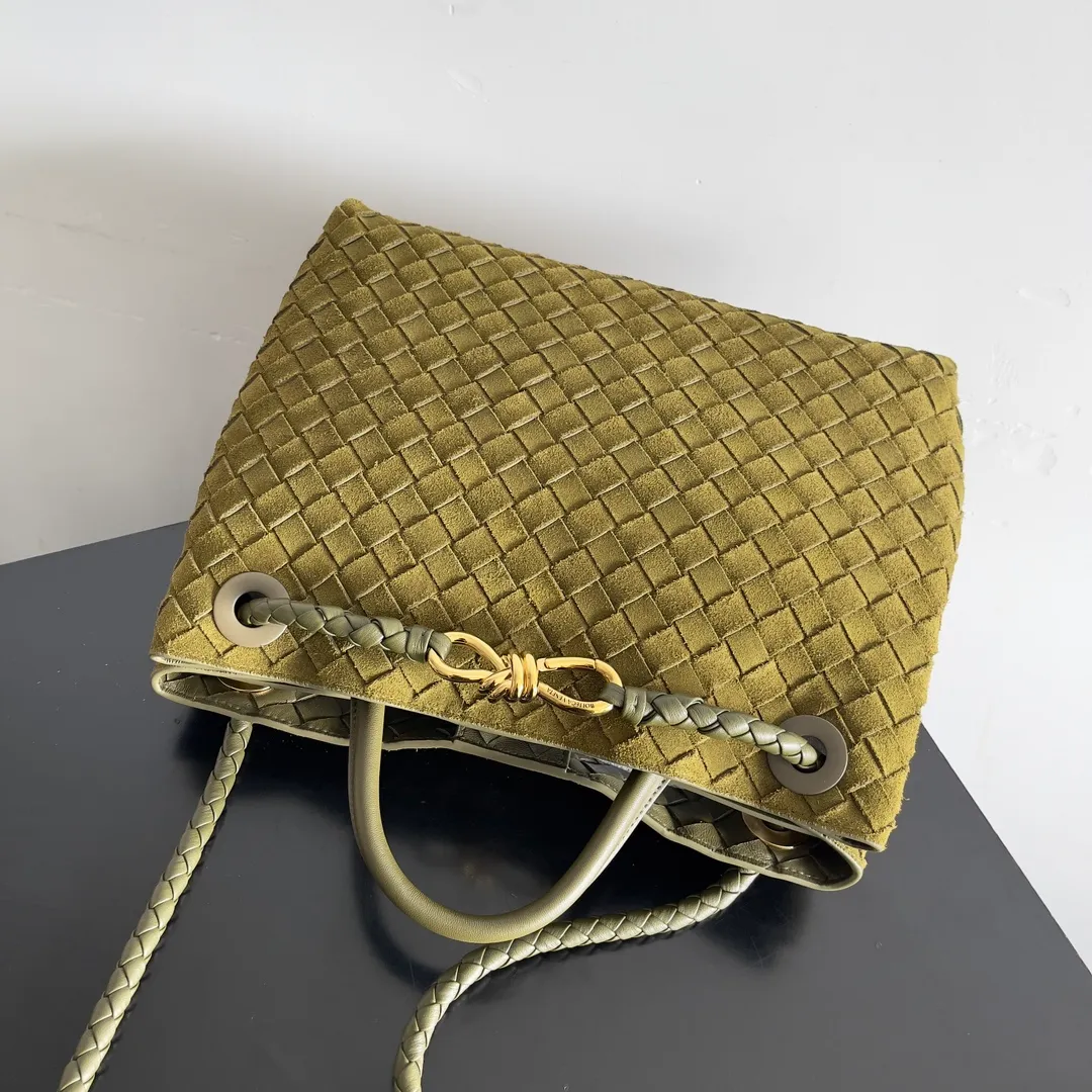 The 2023 new Andiamo batch of 2360 BV has been shipped‼ ️Really popular🔥The new Andiamo woven handbag launched by Bottega Veneta this season is really popular all over the world! ! Celebrities at home and abroad have worn it, and Oscar-winning actress Michelle Yeoh has taken it out on the street. Song Jia, Trai Yara, Yu Feihong, Sanji Ayaka, Rosie Hunting-Whiteley, Yoshioka Riho, etc. have all picked up this bag. It is classic and versatile, showing off its temperament, and the bag capacity is also large, which is very convenient for daily commuting! ! A variety of carrying methods, the shoulder straps can be adjusted by yourself, the original lambskin feels soft and delicate, and the unisex style breaks gender boundaries and brings a more practical and long-lasting use experience. Andiamo has both elegant and casual styles, which perfectly interprets "fashionable old money style". Style number: 743572 Size: 32*24*12